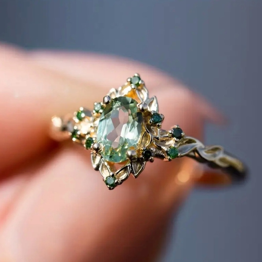 Elegant Ring With Green Gemstones. - Picture 5 of 6